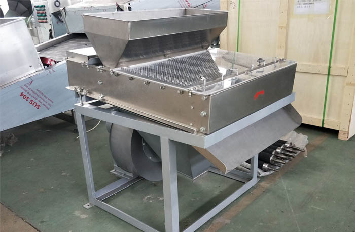 Dry peanut peeling machine